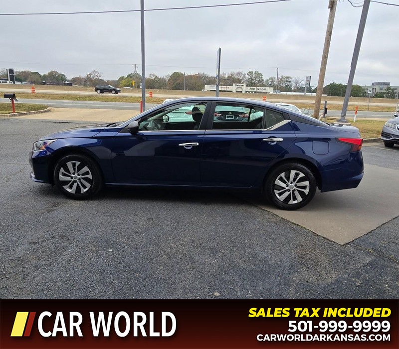 Nissan Altima Vehicle Full-screen Gallery Image 4