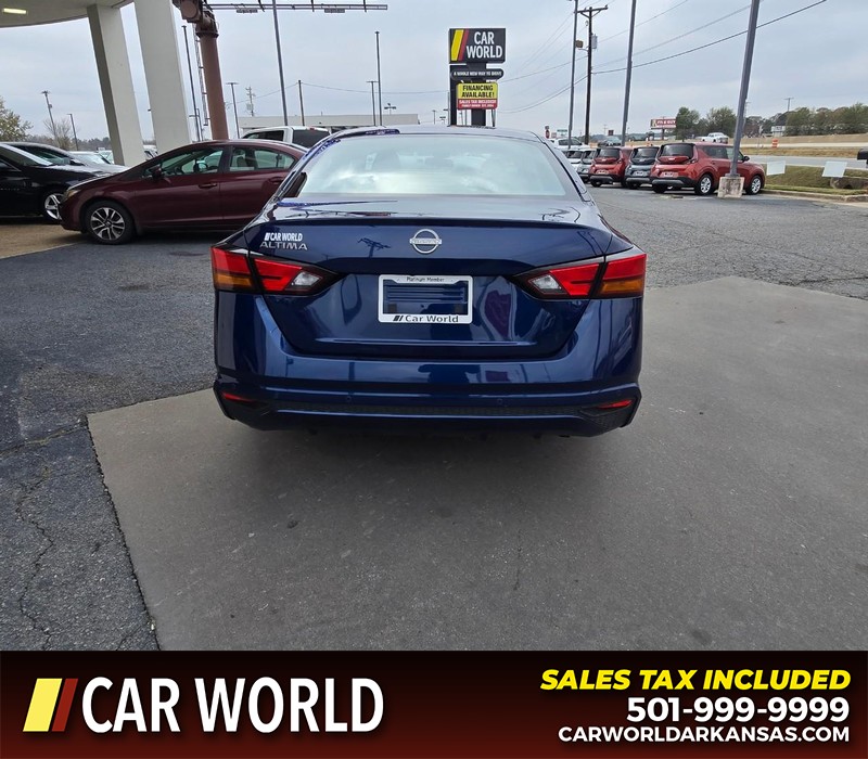 Nissan Altima Vehicle Full-screen Gallery Image 5