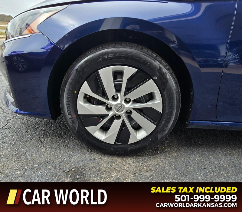 Nissan Altima Vehicle Full-screen Gallery Image 6