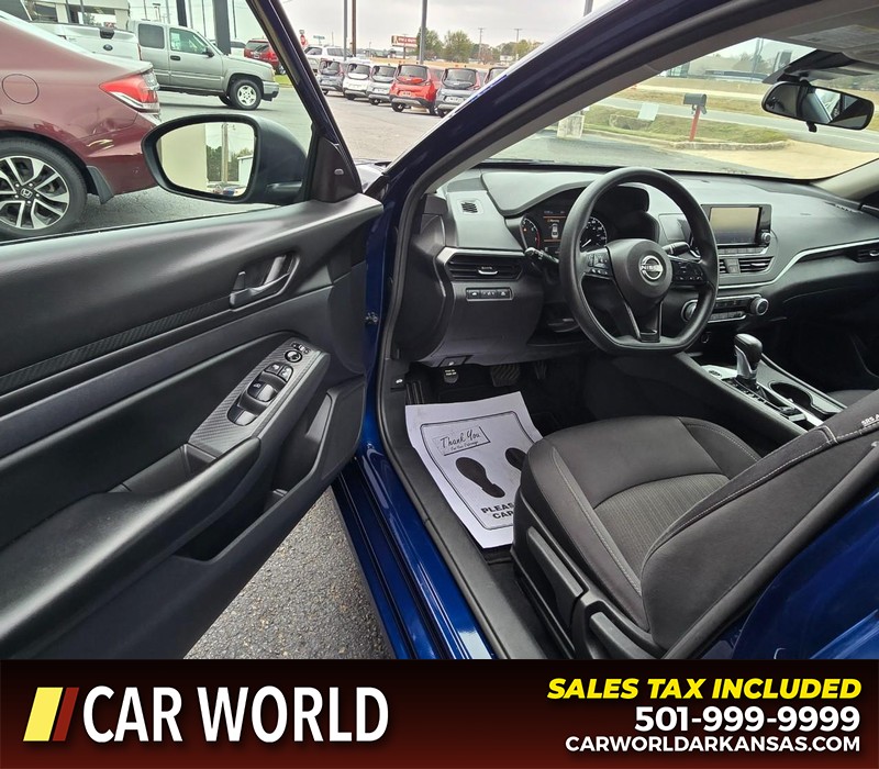 Nissan Altima Vehicle Full-screen Gallery Image 7