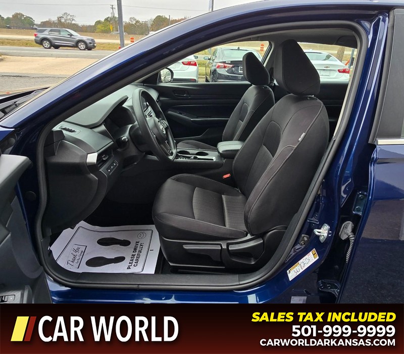 Nissan Altima Vehicle Full-screen Gallery Image 8