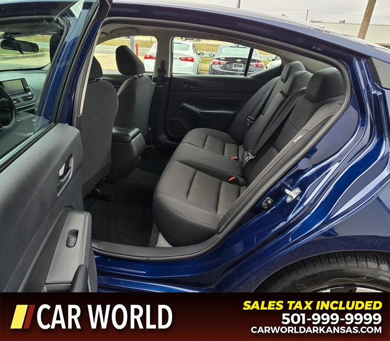 Nissan Altima Vehicle Full-screen Gallery Image 10