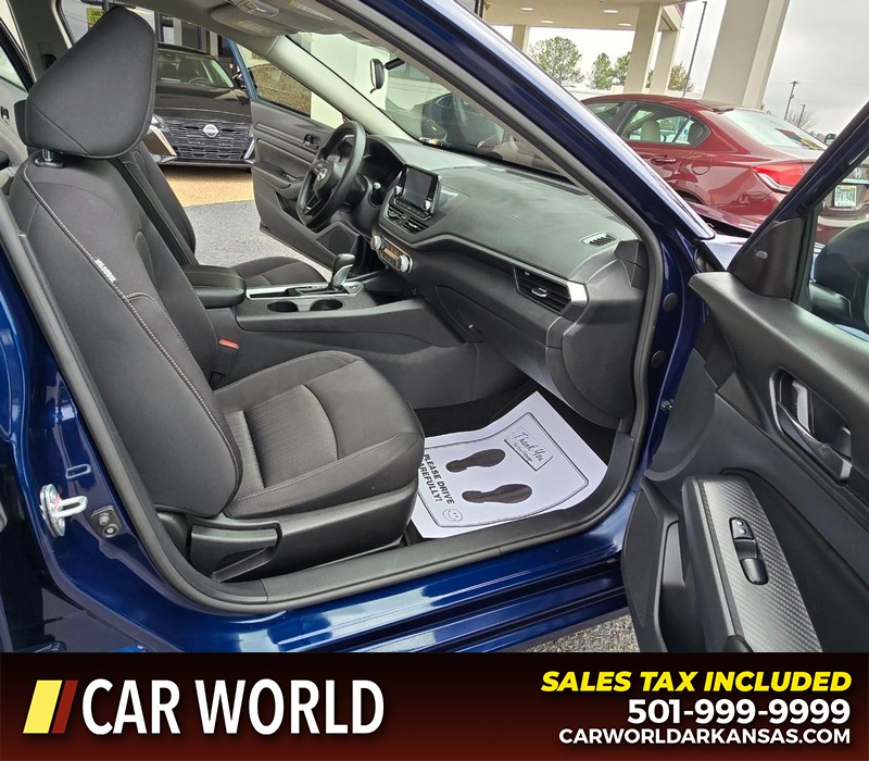 Nissan Altima Vehicle Full-screen Gallery Image 11