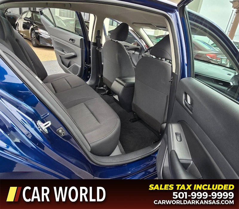 Nissan Altima Vehicle Full-screen Gallery Image 12