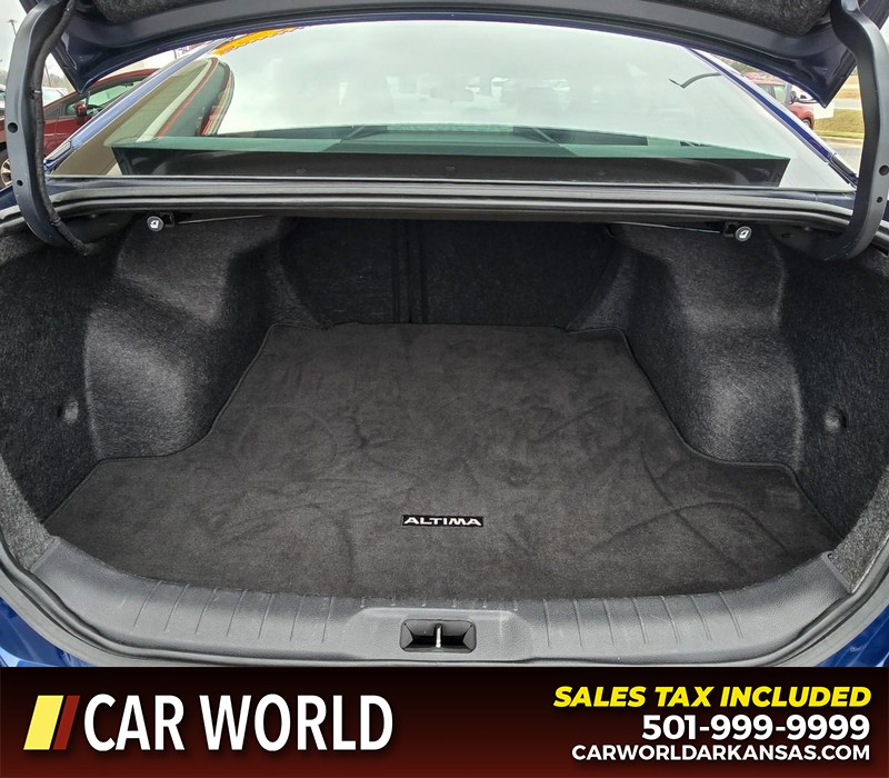 Nissan Altima Vehicle Full-screen Gallery Image 13