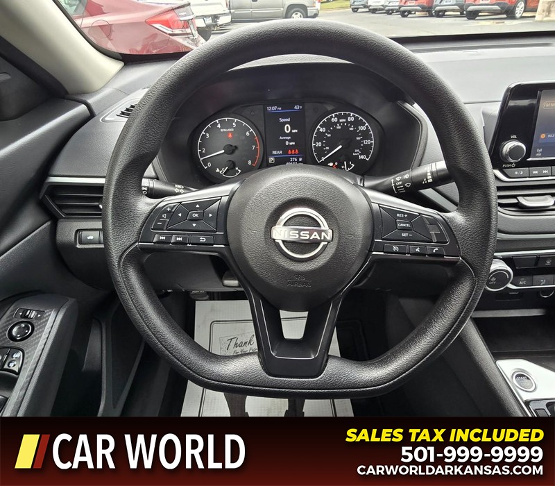 Nissan Altima Vehicle Full-screen Gallery Image 15