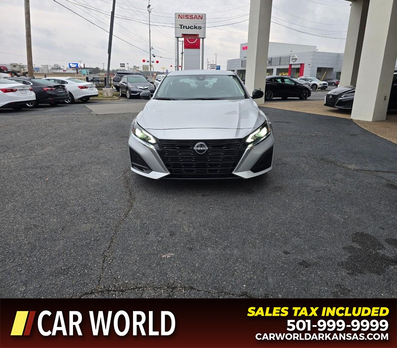 Nissan Altima Vehicle Full-screen Gallery Image 2