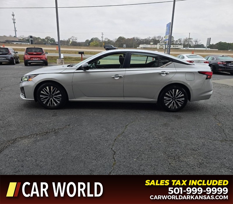 Nissan Altima Vehicle Full-screen Gallery Image 4