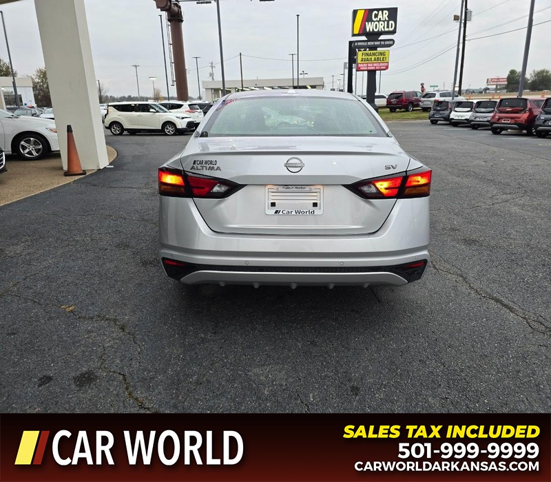 Nissan Altima Vehicle Full-screen Gallery Image 5