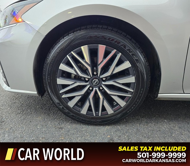 Nissan Altima Vehicle Full-screen Gallery Image 6