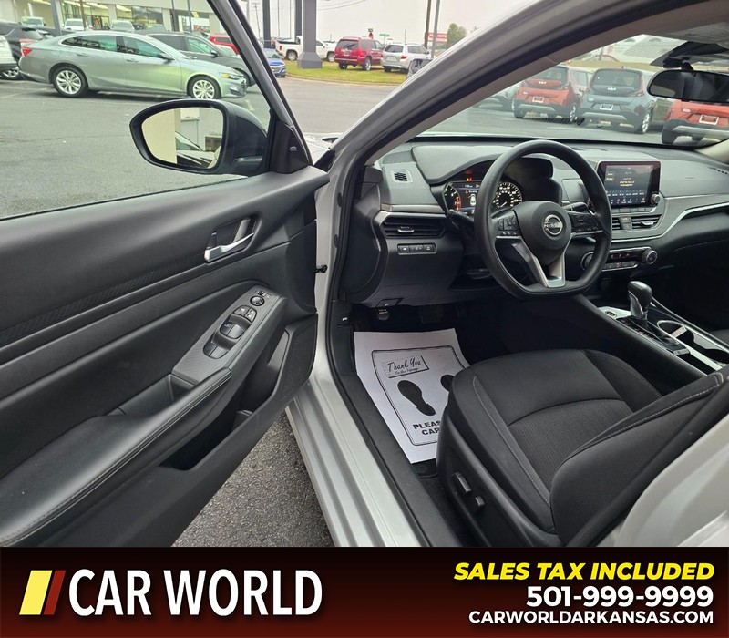 Nissan Altima Vehicle Full-screen Gallery Image 7