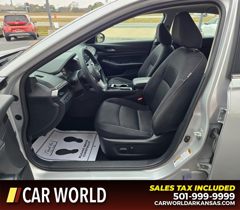 Nissan Altima Vehicle Full-screen Gallery Image 8