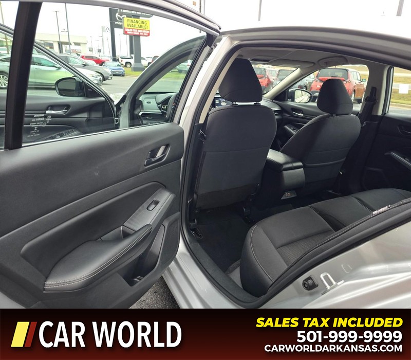 Nissan Altima Vehicle Full-screen Gallery Image 9