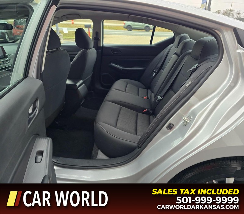 Nissan Altima Vehicle Full-screen Gallery Image 10