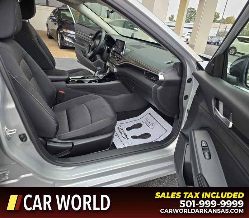 Nissan Altima Vehicle Full-screen Gallery Image 11