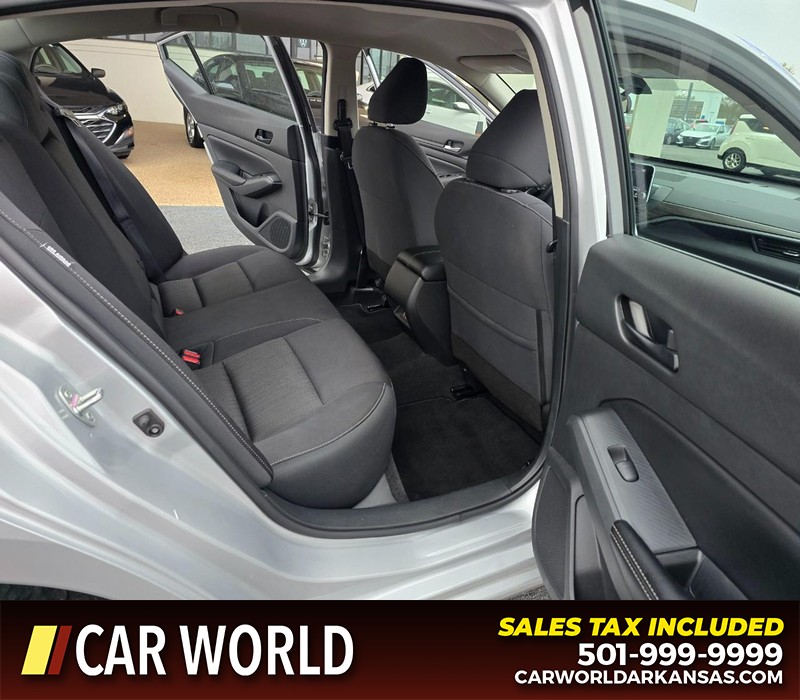 Nissan Altima Vehicle Full-screen Gallery Image 12