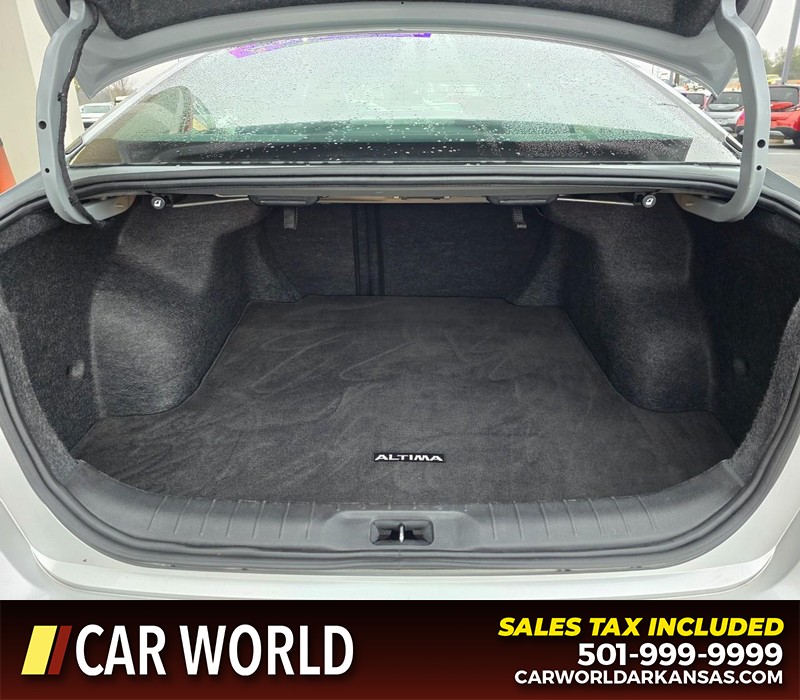 Nissan Altima Vehicle Full-screen Gallery Image 14