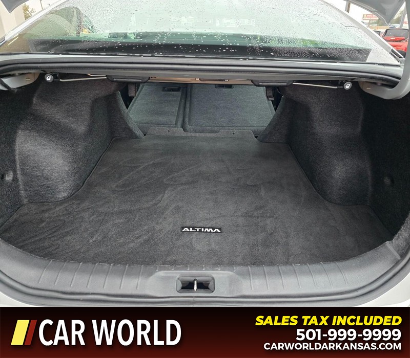 Nissan Altima Vehicle Full-screen Gallery Image 15