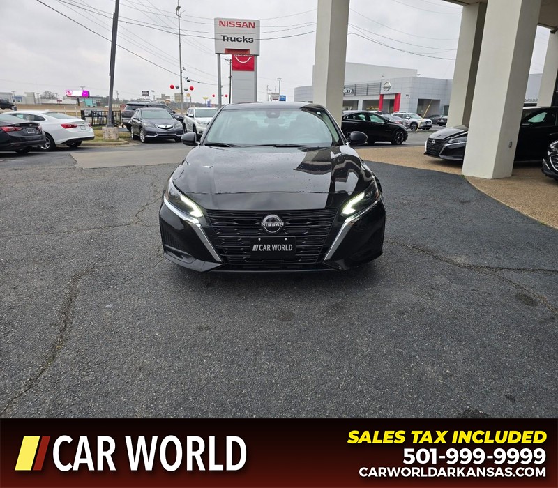 Nissan Altima Vehicle Full-screen Gallery Image 2