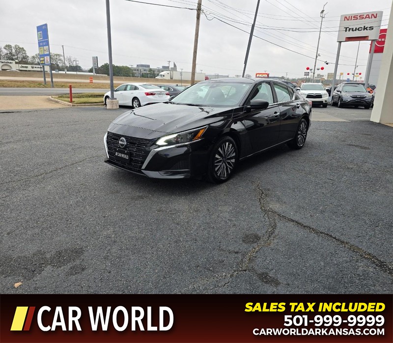 Nissan Altima Vehicle Full-screen Gallery Image 3