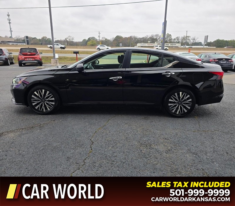 Nissan Altima Vehicle Full-screen Gallery Image 4