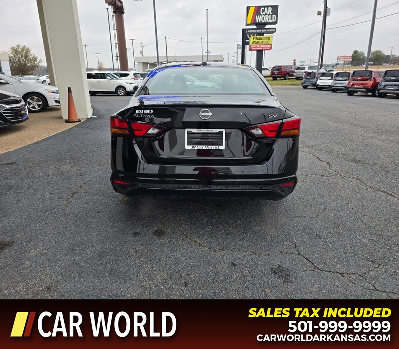 Nissan Altima Vehicle Full-screen Gallery Image 5