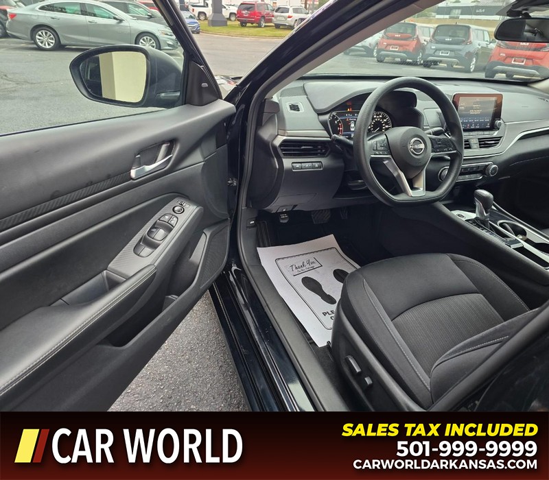 Nissan Altima Vehicle Full-screen Gallery Image 7