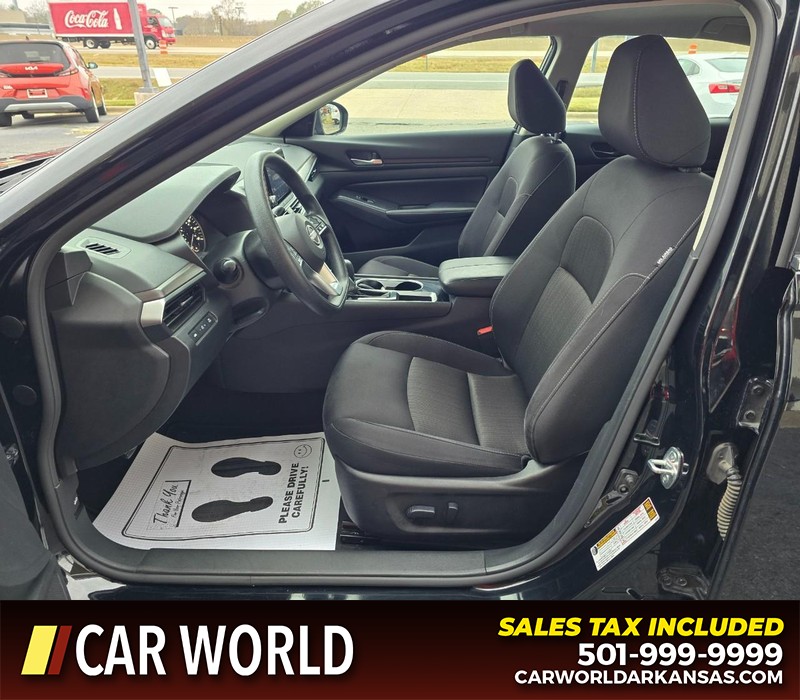 Nissan Altima Vehicle Full-screen Gallery Image 8