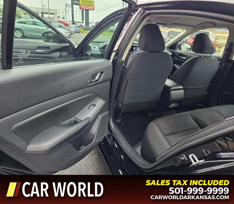 Nissan Altima Vehicle Full-screen Gallery Image 9