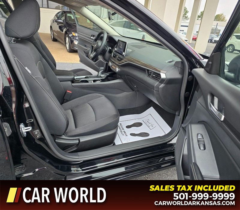 Nissan Altima Vehicle Full-screen Gallery Image 11