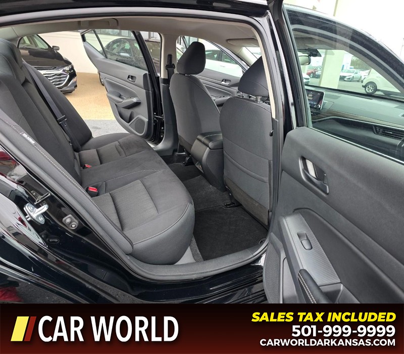 Nissan Altima Vehicle Full-screen Gallery Image 12