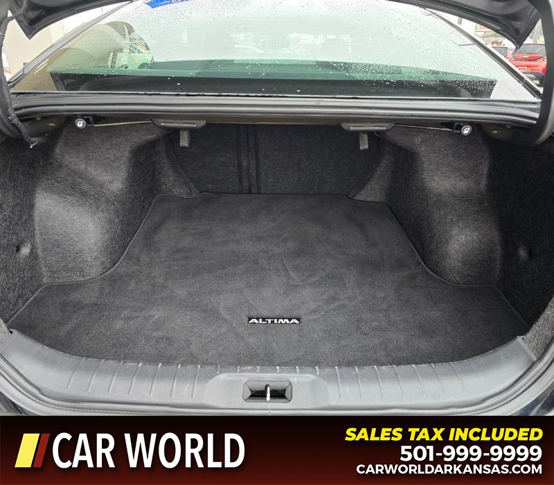 Nissan Altima Vehicle Full-screen Gallery Image 13