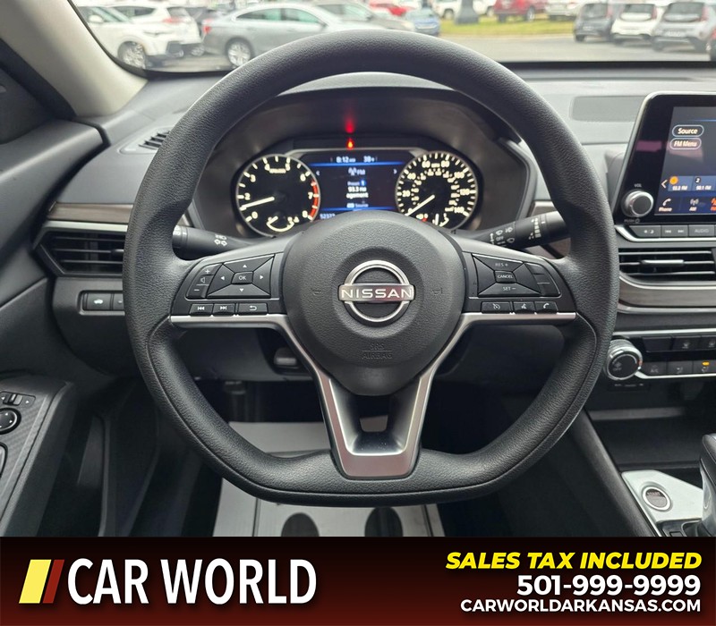 Nissan Altima Vehicle Full-screen Gallery Image 15