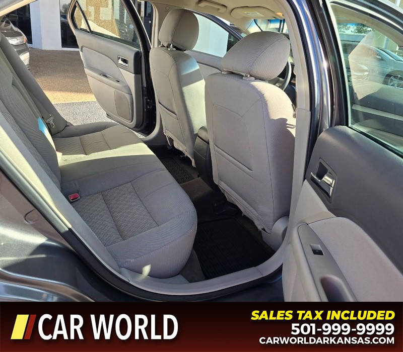 Ford Fusion Vehicle Full-screen Gallery Image 12