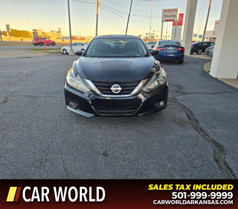 Nissan Altima Vehicle Full-screen Gallery Image 2