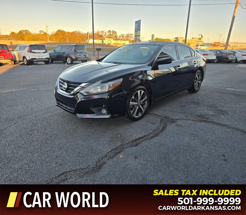 Nissan Altima Vehicle Full-screen Gallery Image 3