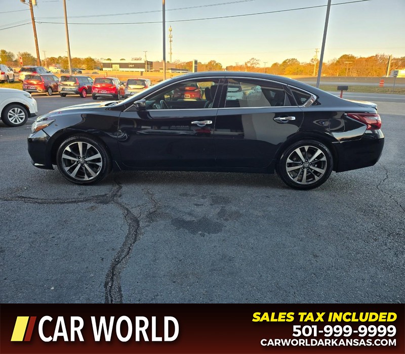 Nissan Altima Vehicle Full-screen Gallery Image 4