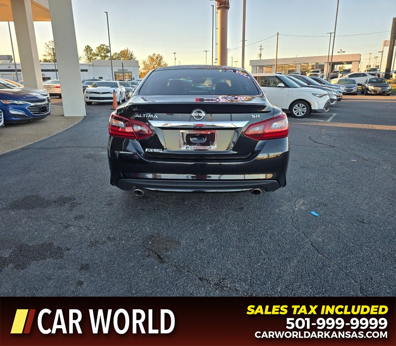 Nissan Altima Vehicle Full-screen Gallery Image 5