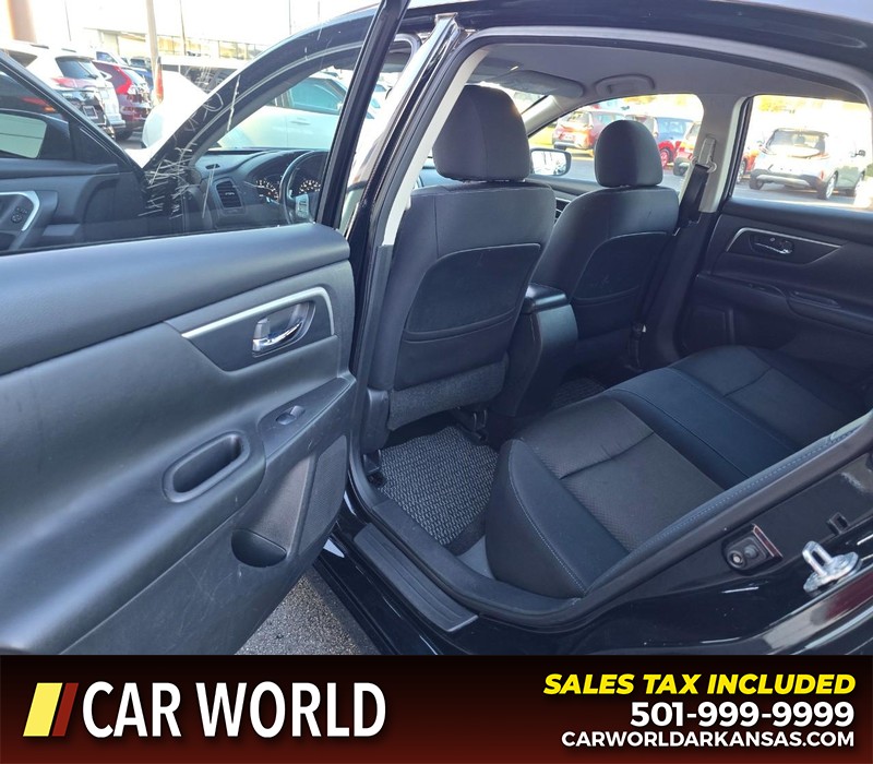 Nissan Altima Vehicle Full-screen Gallery Image 9