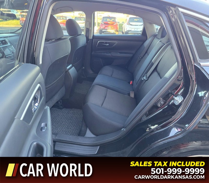 Nissan Altima Vehicle Full-screen Gallery Image 10