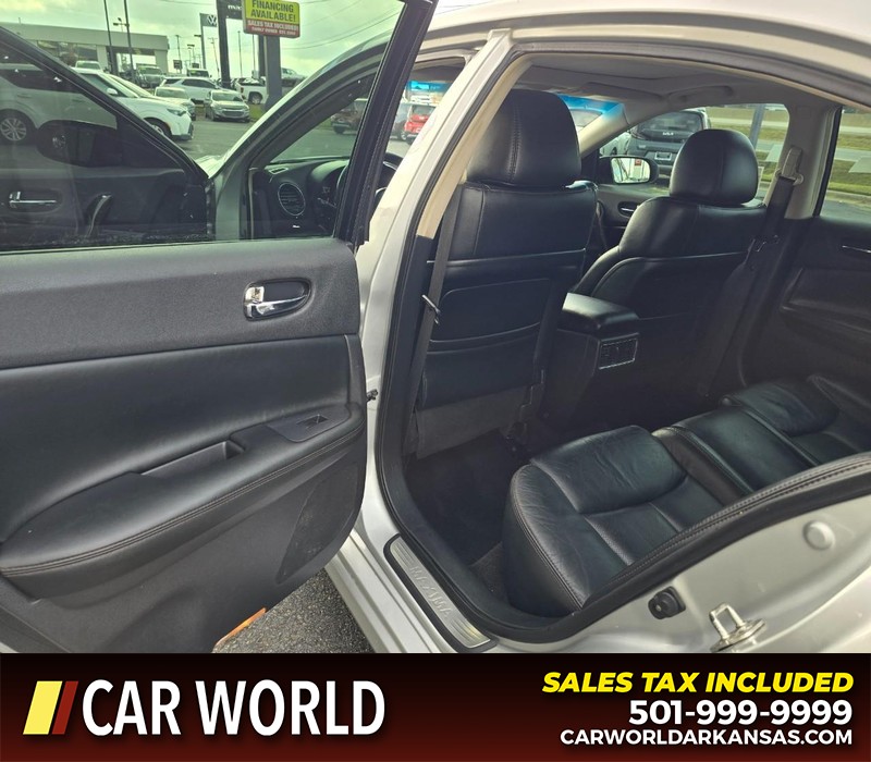 Nissan Maxima Vehicle Full-screen Gallery Image 9