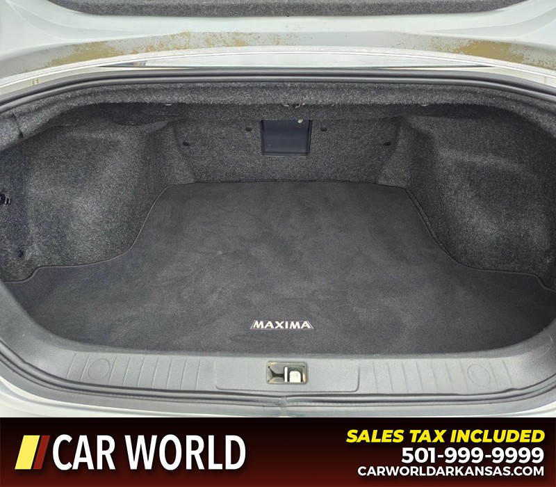 Nissan Maxima Vehicle Full-screen Gallery Image 13