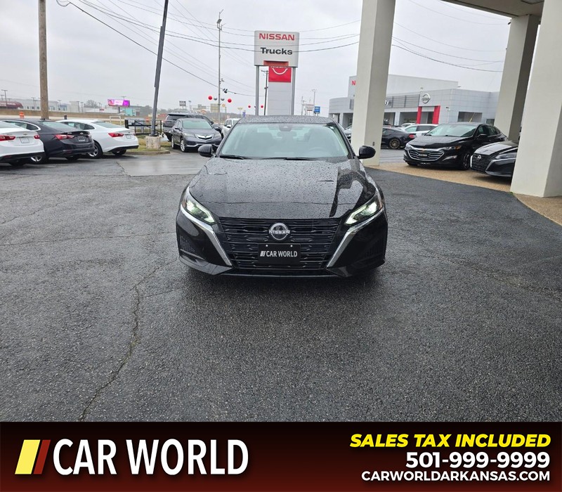 Nissan Altima Vehicle Full-screen Gallery Image 2