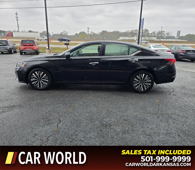 Nissan Altima Vehicle Full-screen Gallery Image 4