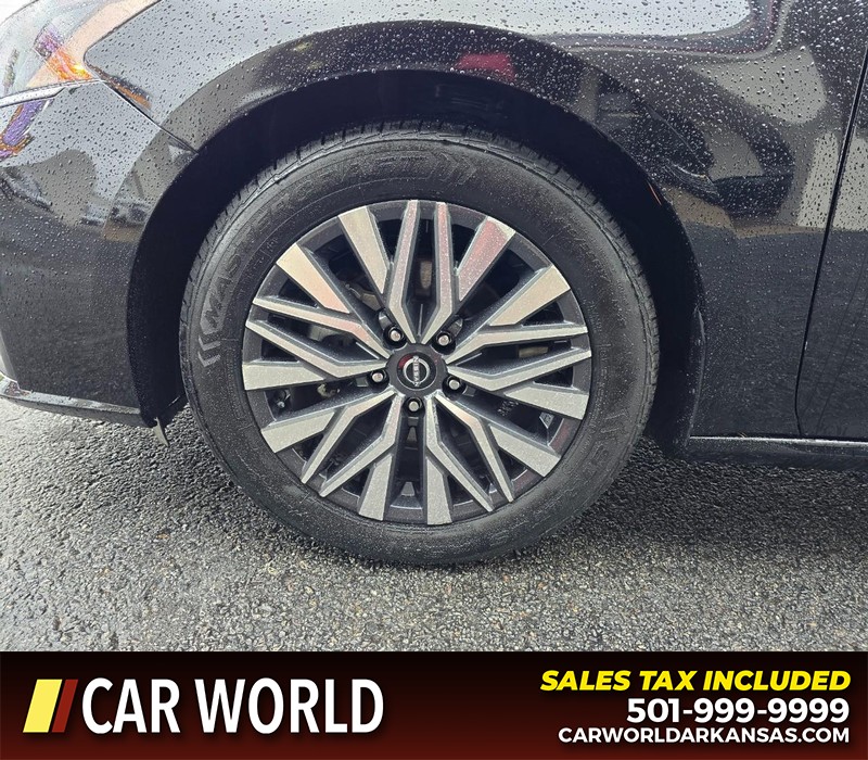 Nissan Altima Vehicle Full-screen Gallery Image 6