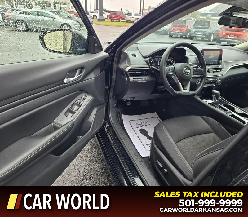 Nissan Altima Vehicle Full-screen Gallery Image 7