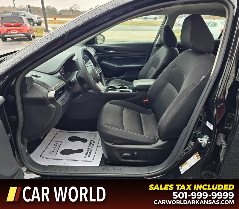 Nissan Altima Vehicle Full-screen Gallery Image 8