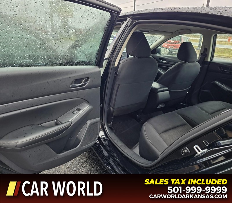 Nissan Altima Vehicle Full-screen Gallery Image 9