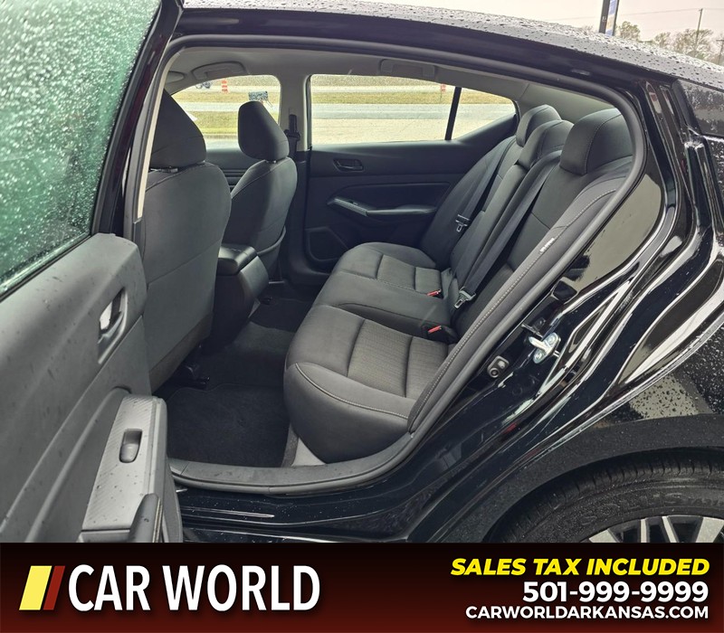 Nissan Altima Vehicle Full-screen Gallery Image 10