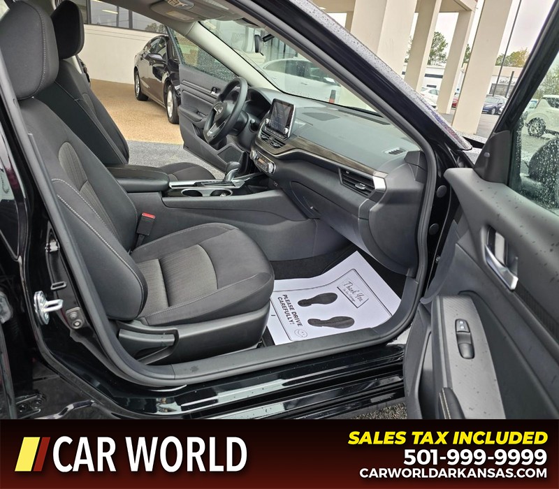 Nissan Altima Vehicle Full-screen Gallery Image 11